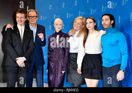 Berlin, Allemagne. 07Th Feb 2019. Berlin, Deutschland. 07Th Feb 2019. Caleb Landry Jones, Bill Nighy, Andrea Riseborough, Lone Scherfig, Zoe Kazan et Tahar Rahim Pendant 'la bonté des étrangers' photocall à la 69ème Festival International du Film de Berlin/Berlinale 2019 à l'hôtel Grand Hyatt le 7 février 2019 à Berlin, Allemagne. Credit : Geisler-Fotopress GmbH/Alamy Live News Banque D'Images