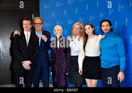 Berlin, Allemagne. 07Th Feb 2019. Berlin, Deutschland. 07Th Feb 2019. Caleb Landry Jones, Bill Nighy, Andrea Riseborough, Lone Scherfig, Zoe Kazan et Tahar Rahim Pendant 'la bonté des étrangers' photocall à la 69ème Festival International du Film de Berlin/Berlinale 2019 à l'hôtel Grand Hyatt le 7 février 2019 à Berlin, Allemagne. Credit : Geisler-Fotopress GmbH/Alamy Live News Banque D'Images