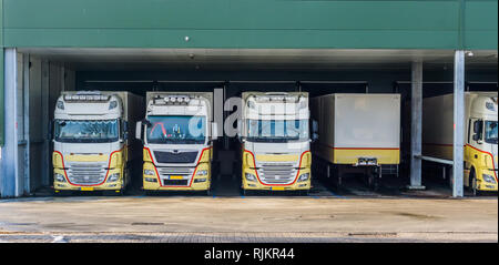 Les camions stationnés à une station d'accueil d'un entrepôt, la logistique et le transport historique Banque D'Images
