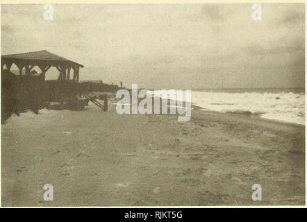 . Changements à la plage Holden Beach, North Carolina, 1970-74. Des changements de la côte ; la protection des rives. 3 ligne de profil. Vue vers l'Est,. Veuillez noter que ces images sont extraites de la page numérisée des images qui peuvent avoir été retouchées numériquement pour plus de lisibilité - coloration et l'aspect de ces illustrations ne peut pas parfaitement ressembler à l'œuvre originale.. Miller, Martin C, Coastal Engineering Research Centre (U. S. ). Fort Belvoir, Virginie : Le Centre ; Springfield, Virginie : National Technical Information Service, Division des opérations [distributeur] Banque D'Images