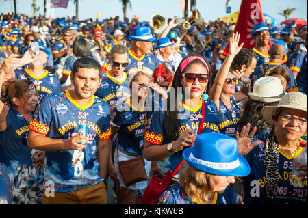 RIO DE JANEIRO - Mars 15, 2017 : en carnivalgoers brésilien Carnaval traditionnel abadá shirts suivez l'emblématique Banda de Ipanema street party parade. Banque D'Images