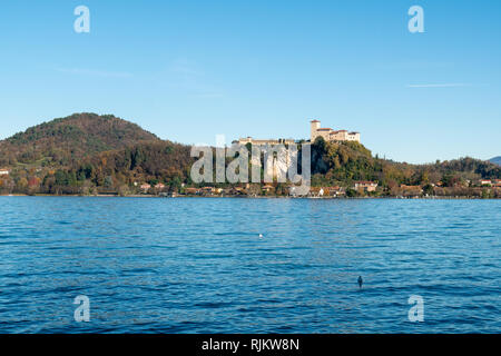 Au bord du lac d'Orta, au Piémont, en vue de la Rocca di Angera, Lombardie, Lac Majeur, Italie Banque D'Images