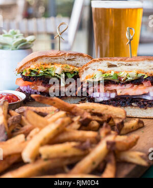 Vegan Burger, frites et une bière Banque D'Images
