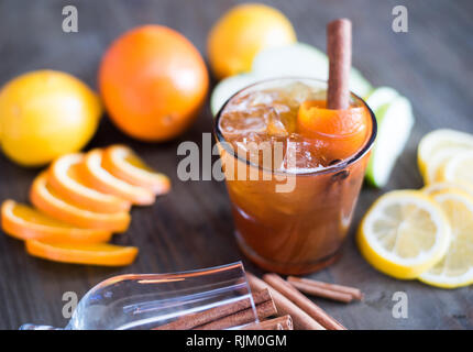 Cocktail à la main de fantaisie Banque D'Images