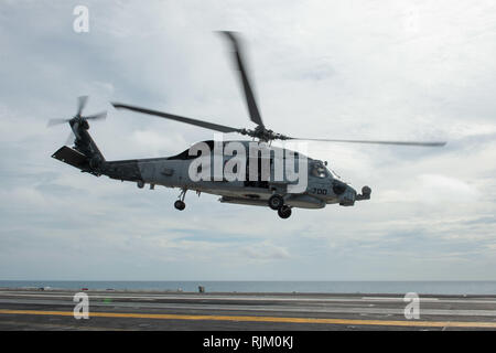 Une Sea Hawk MH-60R, affecté à l'Escadron d'hélicoptères grève maritime (HSM) 71, décolle de l'envol du porte-avions USS JOHN C. STENNIS (CVN 74) dans l'océan Pacifique, le 5 février 2019. Le John C. Stennis est déployé pour la 7è zone des opérations de la flotte à l'appui de la sécurité et de la stabilité dans la région Indo-Pacifique. (U.S. Photo par marine Spécialiste de la communication de masse Skyler 3e classe Okerman) Banque D'Images