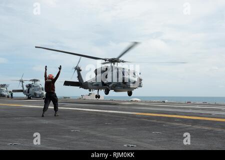 Une Sea Hawk MH-60R, affecté à l'Escadron d'hélicoptères grève maritime (HSM) 71, décolle de l'envol du porte-avions USS JOHN C. STENNIS (CVN 74) dans l'océan Pacifique, le 5 février 2019. Le John C. Stennis est déployé pour la 7è zone des opérations de la flotte à l'appui de la sécurité et de la stabilité dans la région Indo-Pacifique. (U.S. Photo par marine Spécialiste de la communication de masse Skyler 3e classe Okerman) Banque D'Images