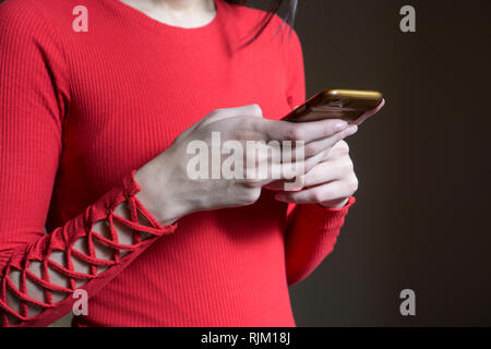 Close up of a young woman's hands using smart phone Banque D'Images