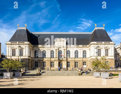 Vue avant de la façade du palais du Parlement de Bretagne, qui abrite la cour d'appel de Rennes, par une journée ensoleillée sous un ciel bleu profond. Banque D'Images