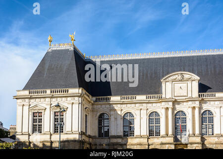 Côté gauche de la façade du palais du Parlement de Bretagne, qui abrite la cour d'appel de Rennes, par une journée ensoleillée sous un ciel bleu profond. Banque D'Images