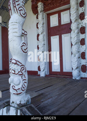 Maison Eripitana, sculpté , Murumurunga Te Whaiti, marae, Te Urewera, île du Nord, Nouvelle-Zélande Banque D'Images