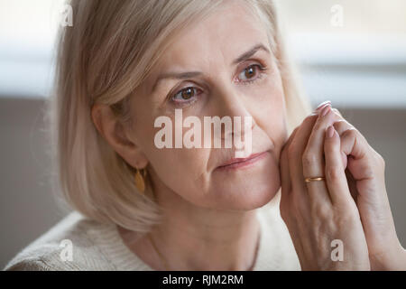 Close up portrait of attractive réfléchie triste vieille femme Banque D'Images