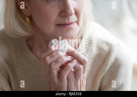 Young woman holding vieux malheureux mouchoir Banque D'Images