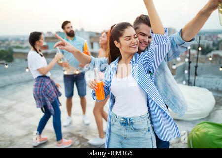 Heureux joli couple having fun in time at party Banque D'Images