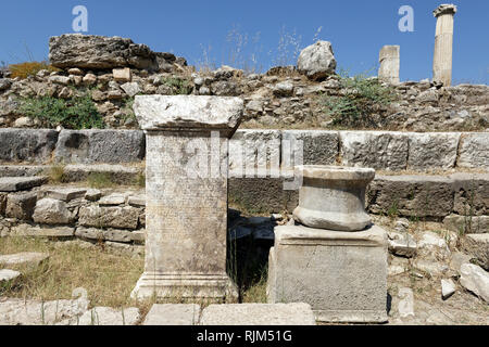 Inscriptions grecques sur un piédestal juste à côté du Propylon - portail monumental qui relie le sanctuaire d'Artémis à l'Agora. La magnésie sur le méandre, Tek Banque D'Images