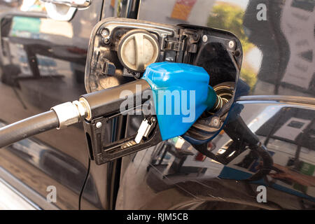 Le pistolet Gros plan pour faire le plein d'huile pour voiture en station-service. Banque D'Images