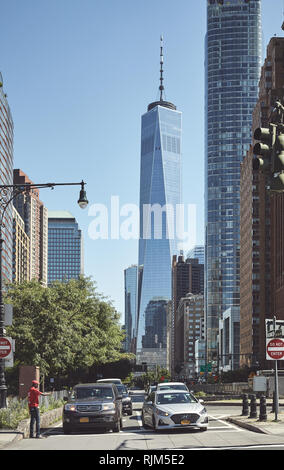 New York, USA - 08 juillet 2018 : rue animée dans le centre-ville de New York avec la liberté tour en arrière-plan. Banque D'Images