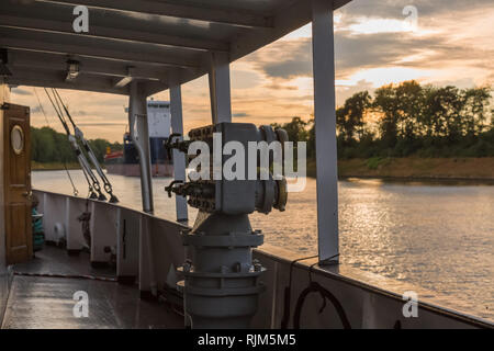 Voir au coucher du soleil à bord d'un vieux bateau à vapeur sur le Canal de Kiel Banque D'Images