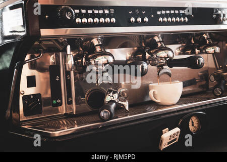 Machine à café de la préparation du café frais dans la tasse blanche. Banque D'Images
