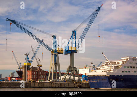 Deux grues tout en unloadig un grand navire dans le port de Hambourg Banque D'Images