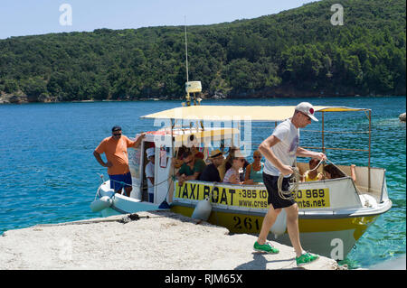 Un petit bateau-taxi ( ferry ) terres dans le port de Valun village sur l'île de Cres Croatie Banque D'Images