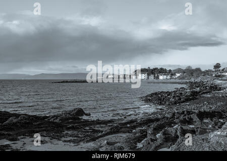 La ville de Largs situé sur le Firth of Clyde sur la côte ouest de l'Écosse. À la recherche du port de plaisance dans la ville au-delà du monument au crayon sur une froide da Banque D'Images