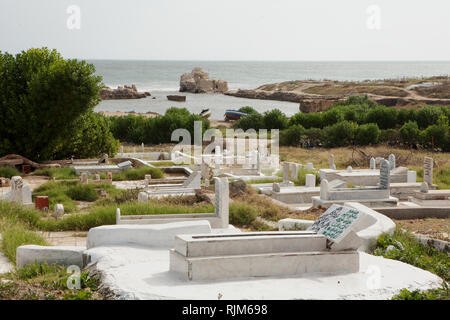 Cimetière côté mer à Mahdia, à côté de la rampe de mise à l'eau Banque D'Images