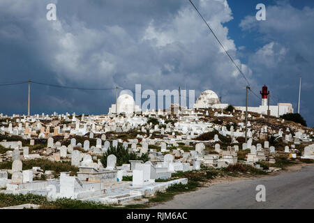 Grand cimetière de Mahdia sur une colline proche de la mer. Banque D'Images