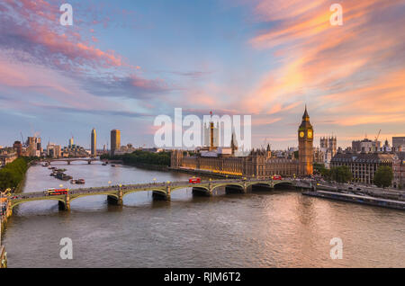 Le pont de Westminster, le Parlement et l'Elizabeth Tower vue du London Eye, Coca Cola, avec un spectaculaire coucher de soleil dans l'arrière-plan. Banque D'Images