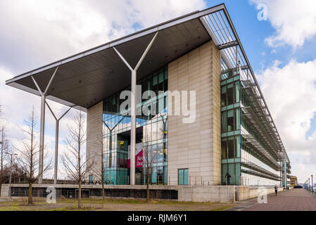 Newham, à quai, un imposant bâtiment moderne à la façade de verre offrant 6005 m² d'espace et une vue spectaculaire de l'aéroport de London City. Londres, Angleterre Banque D'Images