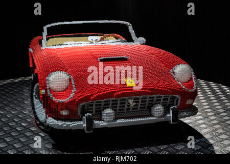 Une brique lego construction réaliste d'une version 1961 rouge Ferrari 250 GT créé par Ryan McNaught aka le Brickman Banque D'Images