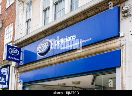 Signer sur une branche de bottes Opticiens à Bromley High Street, Londres du sud. Banque D'Images