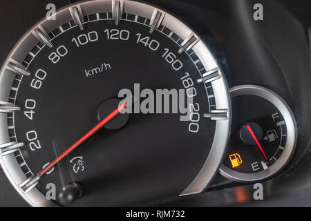 Niveau faible de l'indicateur de carburant afficher sur planche de bord. Banque D'Images