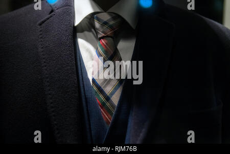 Portrait of businessman standing méconnaissables à l'extérieur par un bâtiment Banque D'Images