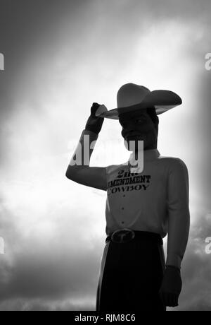 Une sculpture géante d'un cow-boy vêtu d'un "deuxième amendement Cowboy' shirt, basculant la 10 gallons stetson comme Roadside Attraction près de Amarillo, TX Banque D'Images