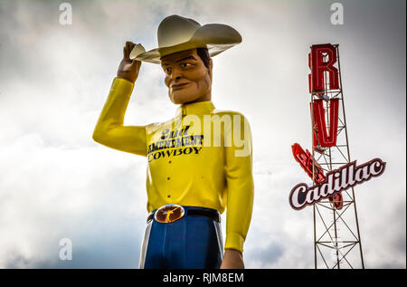 Une sculpture géante d'un cow-boy vêtu d'un "deuxième amendement Cowboy' shirt, basculant la 10 gallons stetson comme Roadside Attraction près de Amarillo, TX Banque D'Images