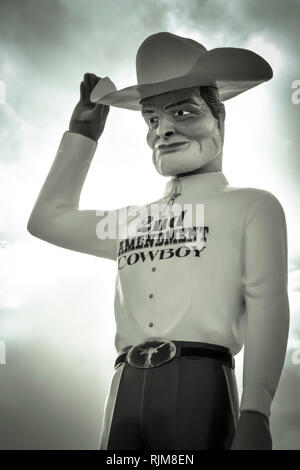 Roadside Attraction d'une immense statue portant chapeau de cow-boy avec chemise à lire '2e amendement Cowboy' en référence à porter les armes, près de la Route 66 à l'extérieur Banque D'Images