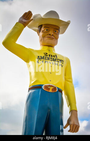 Une sculpture géante d'un cow-boy vêtu d'un "deuxième amendement Cowboy' shirt, basculant la 10 gallons stetson comme Roadside Attraction près de Amarillo, TX Banque D'Images