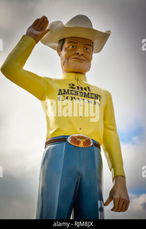 Une sculpture géante d'un cow-boy vêtu d'un "deuxième amendement Cowboy' shirt, basculant la 10 gallons stetson comme Roadside Attraction près de Amarillo, TX Banque D'Images