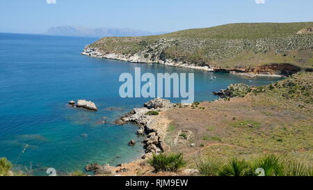 Cala Bianca, province de Trapani, en Sicile. Cala Bianca est une belle crique, cachés entre les villes de Scopello et de Castellammare del Golfo. Banque D'Images