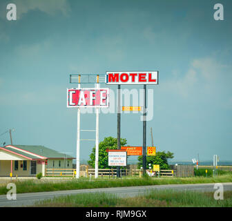 Un couple vintage de panneaux pour la route et hors du Motel Café Route 66 au Texas Banque D'Images