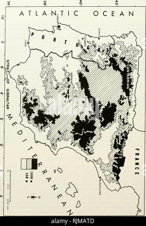 . Les chauves-souris du Portugal : la zoogéographie et systématique. Les chauves-souris -- Portugal. PUBLICATIONS diverses. Fig. 1. Carte de la Péninsule Ibérique, montrant les contours de l'altitude et les grandes villes.. Veuillez noter que ces images sont extraites de la page numérisée des images qui peuvent avoir été retouchées numériquement pour plus de lisibilité - coloration et l'aspect de ces illustrations ne peut pas parfaitement ressembler à l'œuvre originale.. Palmeirim, Jorge M. Lawrence, Kan.  : Université du Kansas. Musée d'Histoire Naturelle Banque D'Images