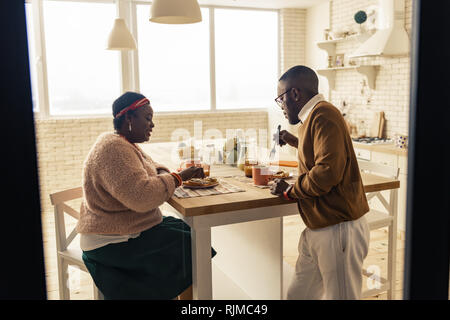 Joli couple marié ayant le petit déjeuner dans la cuisine Banque D'Images