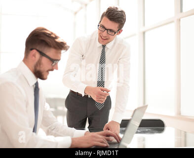 Close up. Les employés discutent des idées pour un nouveau projet d'entreprise Banque D'Images