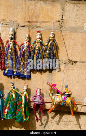 Kathputli marionnettes colorées ou affichés sur le mur, près de Patwon Ki Haveli, Jaisalmer, Rajasthan, India Banque D'Images