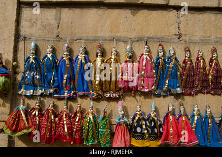 Kathputli marionnettes colorées ou affichés sur le mur, près de Patwon Ki Haveli, Jaisalmer, Rajasthan, India Banque D'Images