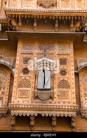 Vue extérieure décorative de Patwon Ki Haveli, Jaisalmer, Rajasthan, India Banque D'Images