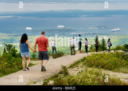 Visiteurs sur le haut de Cadillac Mountain, l'Acadia National Park, Maine, USA. Banque D'Images