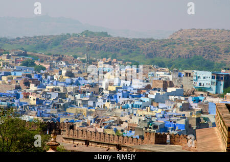 Avis d'une vieille ville de Jodhpur, également connu sous le nom de ville bleue du haut, ou Mehrangarh Fort Mehran Kolkata, Inde Banque D'Images