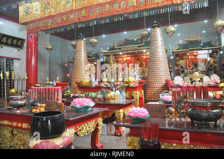 Situation dans Xian Ma Temple qui a été décoré pour le Nouvel An lunaire. Descendants chinois indonésien se préparent pour les fêtes de la Nouvelle Lune Banque D'Images