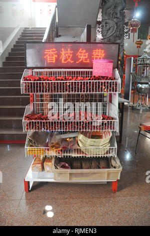 D'encens sont offerts pour les visiteurs à Xian Ma Temple. Descendants chinois indonésien se préparent pour les célébrations du Nouvel An lunaire, t Banque D'Images